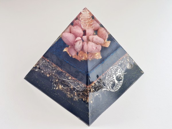 Orgonite pyramide jade violette noire